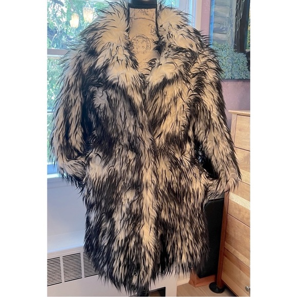 Luxurious Vintage Faux Fur Coat in Black and White - Picture 5 of 12